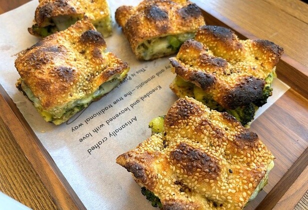 ゴロゴロとした野菜やとろけるチーズがおいしい！カットした「ジェノベーゼ ＆ モッツァレラ」