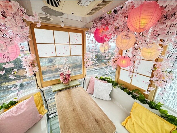 開放感のあるゴンドラの中は、さくらの造花でデコレーションされている