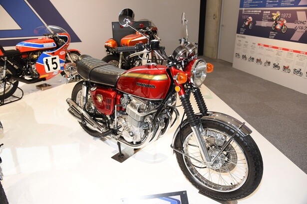 【写真を見る】ドリーム CB750FOUR(1969年)をはじめ、スーパースポーツバイク「CB」の系譜をたどるモデルがずらり