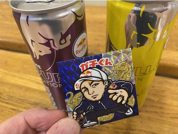 格ゲー大会ではお馴染み！レッドブルドリンク2杯同時購入で限定ステッカーが1枚ついてくる！