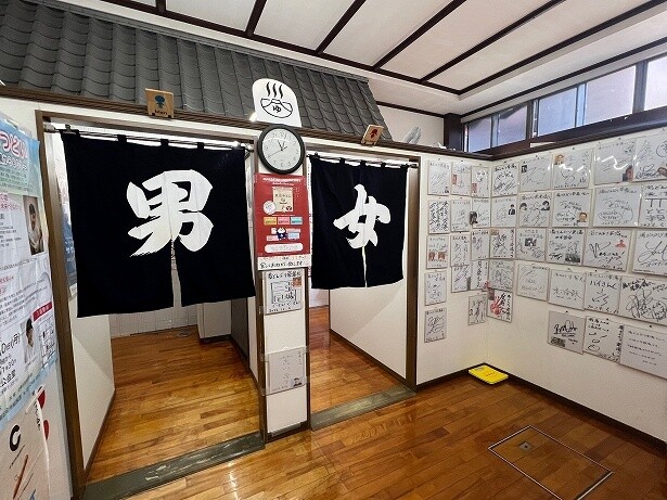 たくさんのサイン色紙が人気ぶりを表している