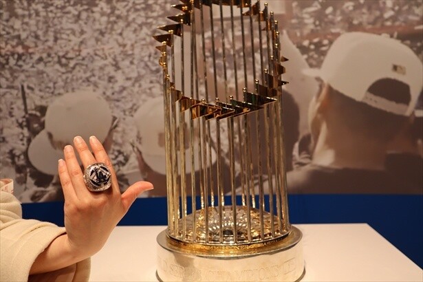 「チャンピオンパス」で入場すると、MLB2024ワールドシリーズのトロフィー、チャンピオンリングとの記念写真撮影が可能に