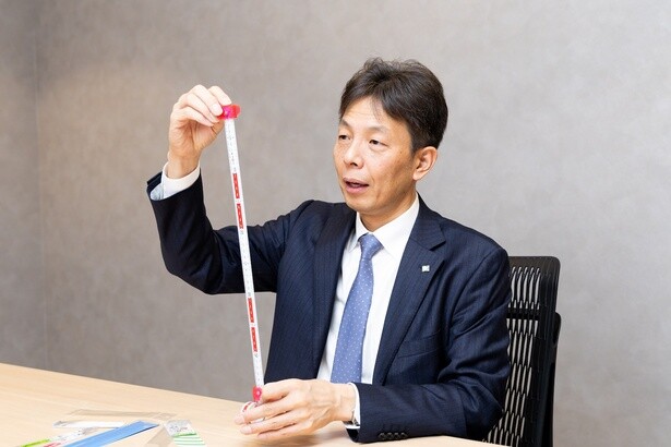 「スパイラルメジャー」は、引っ張るとピンとまっすぐになる優れもの。ケースがなくても潰れたりしない頑丈な作り