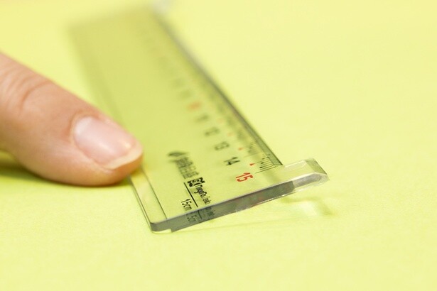 厚みに段差をつけることで、拾い上げることを簡単にした製品もある