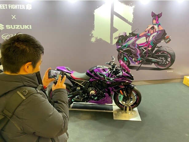 大行列だったため、バイクをまたいでの撮影は断念…