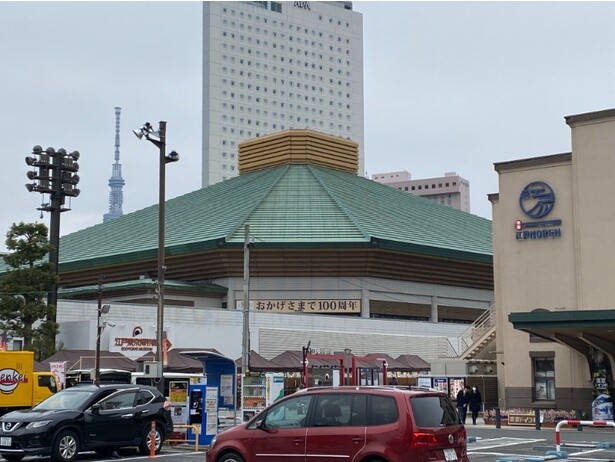 JR総武線の両国駅から見える両国国技館とスカイツリー
