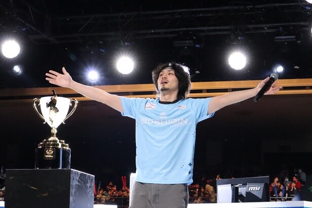優勝し、歓喜のポーズを見せた翔選手