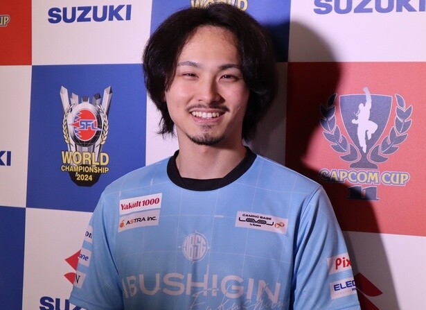 インタビューで笑顔を見せる翔選手