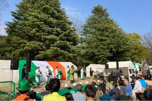 メインステージでは、アイリッシュ・ミュージックやダンスのライブパフォーマンスなどが行われる