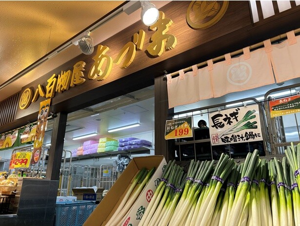 青果部の内装は、まるで商店街に出店している八百屋のよう