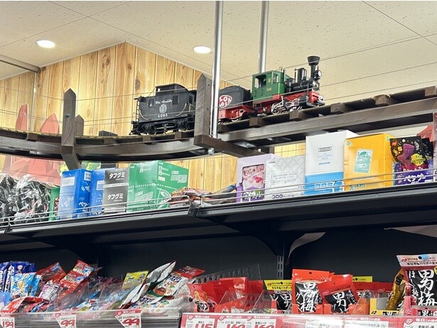 ロピアのお菓子コーナーには汽車が走っていて、子どもも退屈しない！