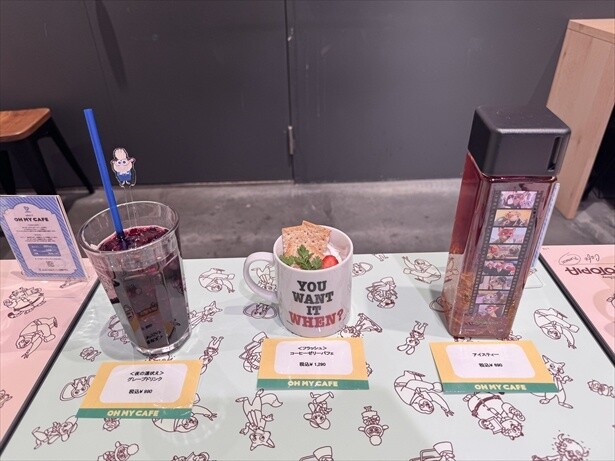 ＜夜の遠吠え＞グレープドリンク(990円・写真左)、＜フラッシュ＞コーヒーゼリーパフェ(1290円・写真中央)、アイスティー(690円・写真右)。