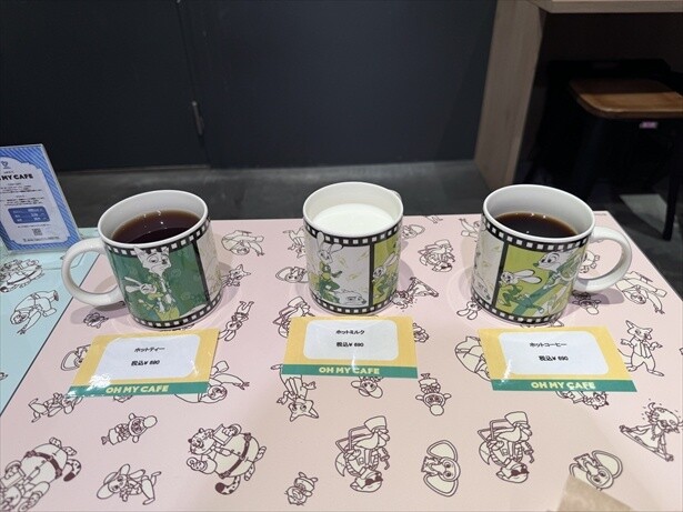 ホットドリンクとセットでマグカップ(2200円)も購入できます