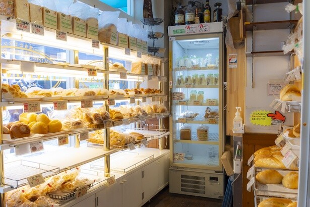 コンパクトな店内だが、ひっきりなしにお客さんがやってくるほど人気。みんな譲り合って来店していた
