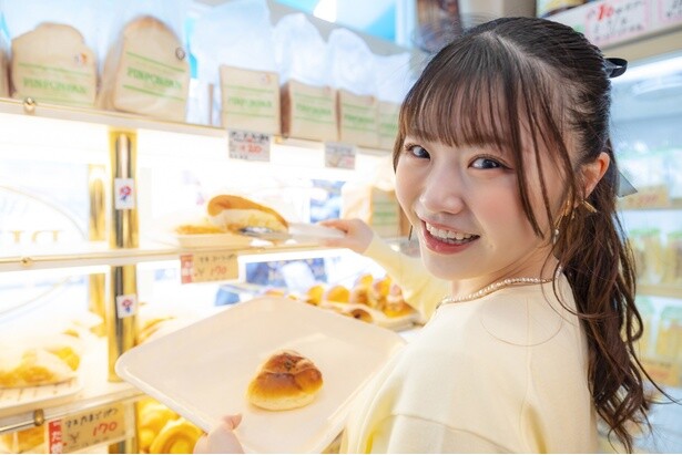 撮影時は毎回「どれがいいですかね？」と聞いてくれるゆいなちゃん。スタッフは「食べたいやつ全部買っちゃえ！」と返すのみ