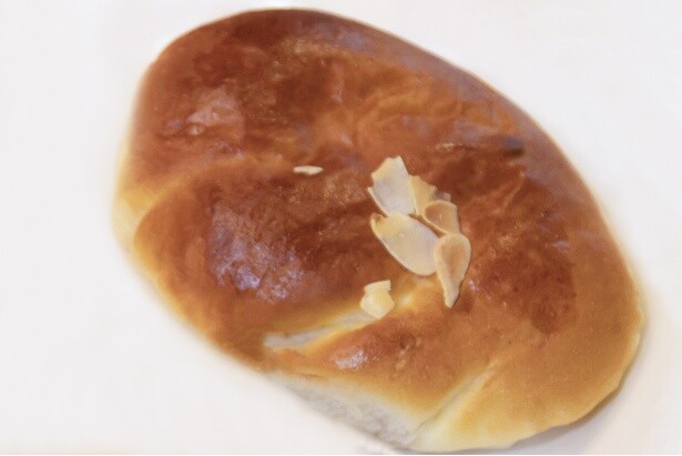 「クリームパン」(110円)。自家製クリームがたっぷり！