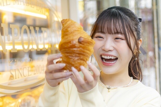 ビッグサイズのクロワッサンに満面の笑み！