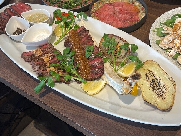 【写真】こだわり食材を目の前で焼く
