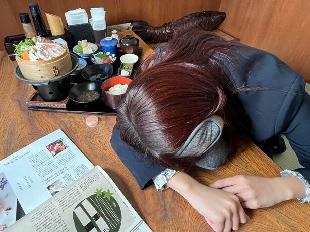 【写真】食事を楽しんだあとはこんなふうにリラックスできちゃう...！