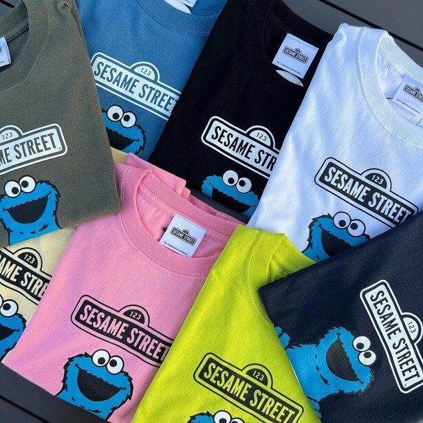 Tシャツやバッグ、雑貨など移動物販車でしか手に入らないグッズを手に入れよう︕