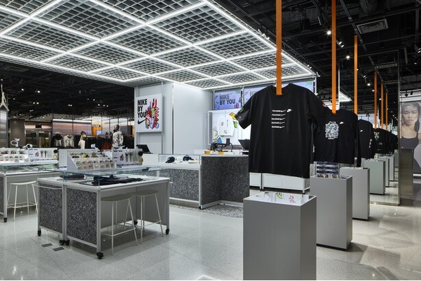 「NIKE BY YOU」には専属のスタッフがいるので、配置やデザインに悩んだときは相談しよう