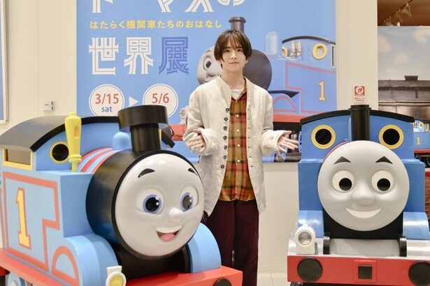 3DCGトーマス(写真右)と2DCGトーマス(同左)と一緒に