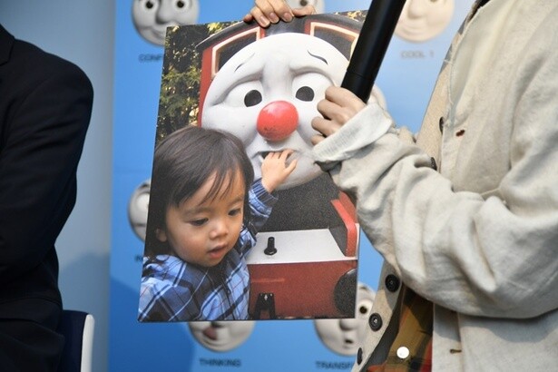 【写真】幼い頃の板垣さん。トーマスランドで「ジェームス」とパチリ