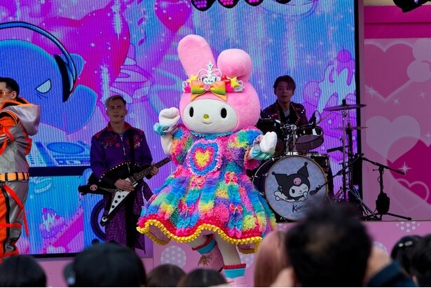 さらりと現れ、かわいくステージを自分のものにするマイメロディ