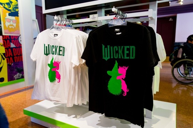 2人の魔女が描かれたTシャツは黒と白の2色展開