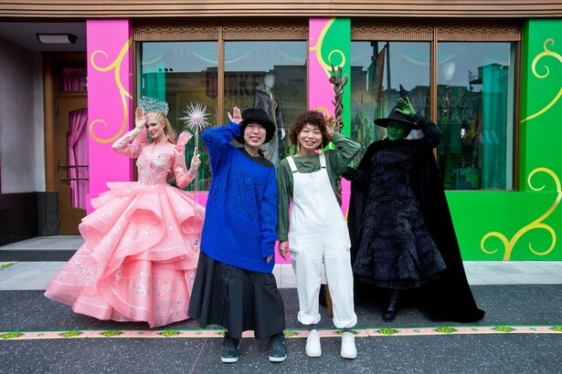 エルファバ&グリンダとおそろいのポーズを決めよう