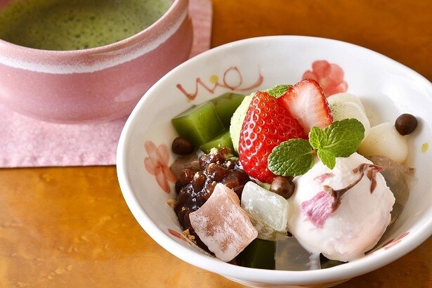 茶房うちだの「桜と抹茶のあんみつ」