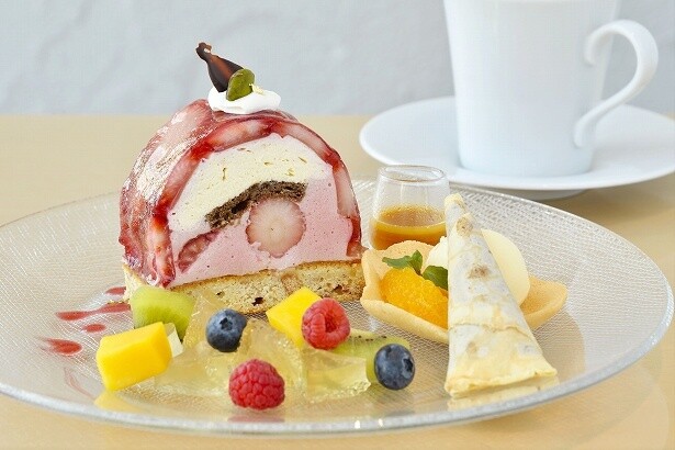 鈴廣かまぼこの里 汐風カフェの「かまぼこの形の春めきケーキ～ベリー＆チーズ仕立て～」