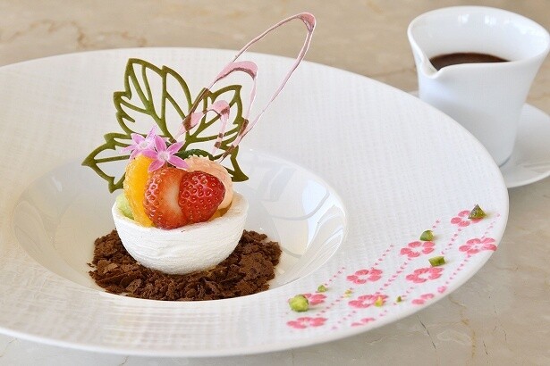 箱根ハイランドホテル(ラウンジ)の「マスカルポーネのムースと温かいチョコレートソース添え」