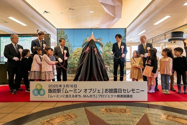 プロジェクト推進協議会の5者と園児で除幕式を行った