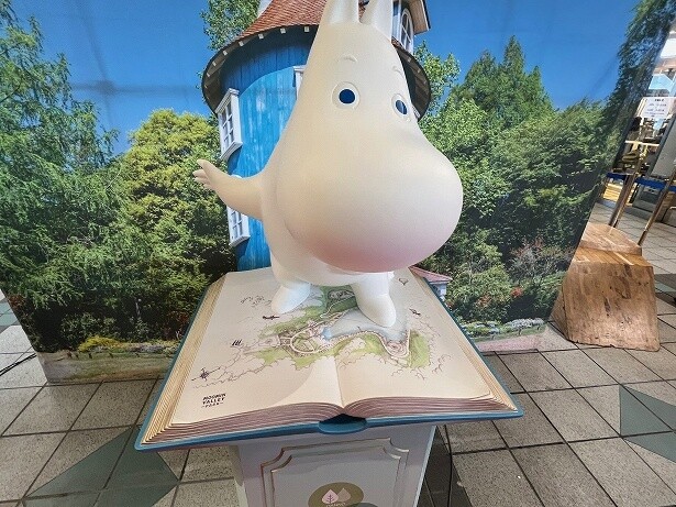 ムーミンが物語の本から飛び出してきたよう