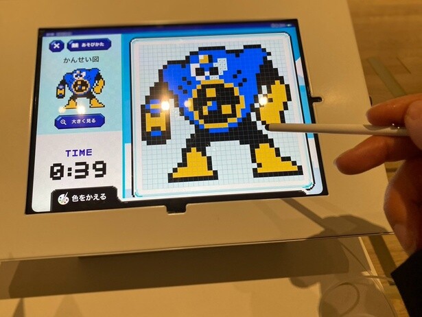 ロックマン2のエアーマンだ(あの曲がリフレインする…)！「テクノロジーとアイデアの進化」コーナーでドット打ちに挑戦。キャラクターは選べる