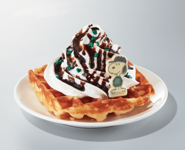 いつものアメリカンワッフルにホイップクリームやかわいいトッピングがのったスペシャルバージョン！「ジョー カインド スヌーピー アメリカン ワッフル」(イートインのみ/490円)