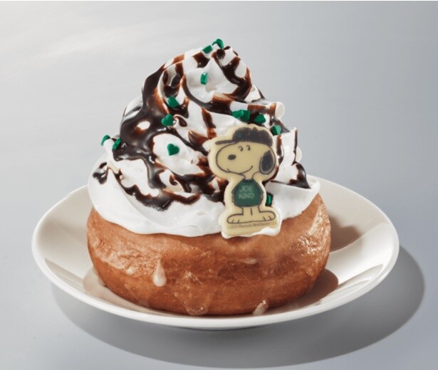 「ジョー カインド スヌーピー シュガードーナツ」(イートインのみ/480円／店内利用のみ)。キャラメルチョコレートソースや、グリーンハート型のシュガー、「JOE KIND SNOOPY」のチョコのトッピングがポイント！