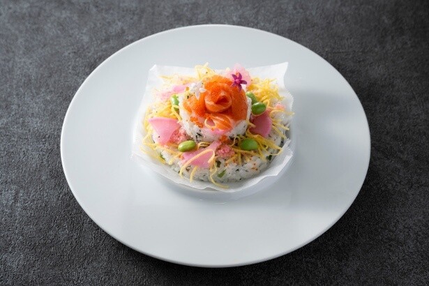 大屋根プラザで食べられる、ウェディングケーキを模した押し寿司の「ウェディングSUSHIケーキ」