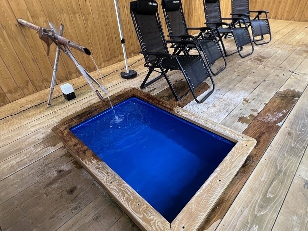 小屋サウナの前にも水風呂があるがここには入らない