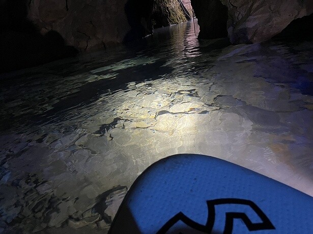 高い透明度の水面を自分で照らしながら引っ張って行ってもらう