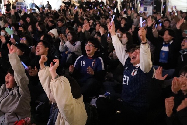 ゴールを決めた瞬間、両手を挙げてガッツポーズ！
