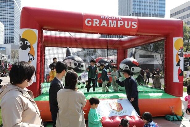 子どもから大人まで、家族そろって楽しめるグランパスブース