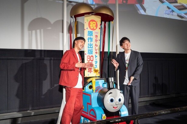 イベントでは、バッテリィズの結成8周年も祝し、くす玉を割るセレモニーを行った