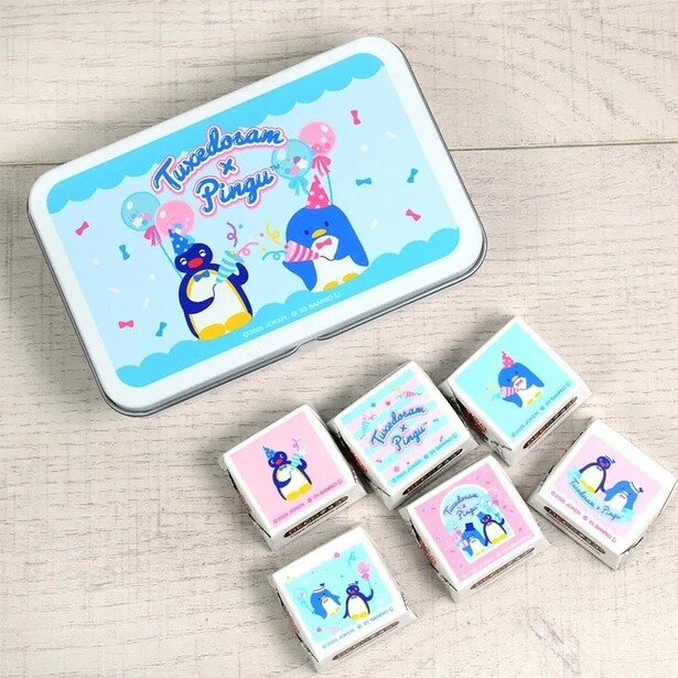 「【タキシードサムコラボ】DECOチョコ缶(ブルー)」(1620円)
