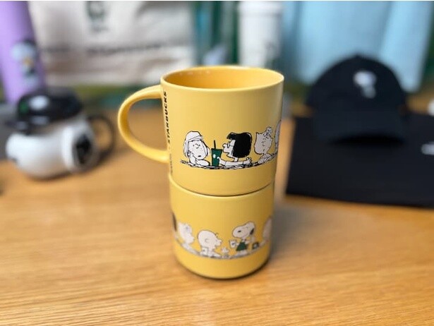 JOE KIND SNOOPYとPEANUTSのキャラクターたちが一緒にコーヒーを飲む様子が描かれた「PEANUTS スタッキングマグ イエロー 414ml」
