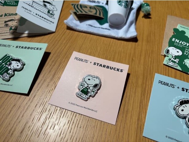“Kindness“を形にして、大切な人にプレゼントするのもおすすめ！「PEANUTS ピンバッジ 」(各1200円)　