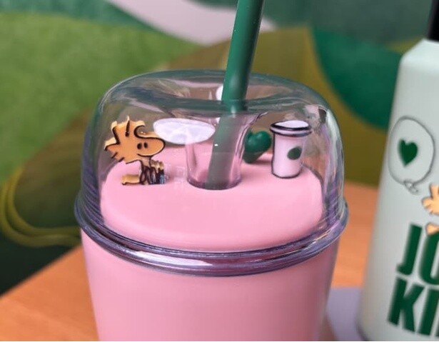 「PEANUTS ステンレス コールドカップタンブラー ピンク 473ml」のリッド部分にはフィギュアがIN！ボディには、JOE KIND SNOOPYとLINUSがブランケットをシェアする様子が描かれている