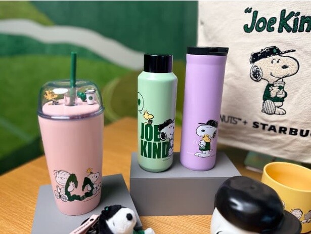パステル調ピンクの「PEANUTS ステンレス コールドカップタンブラー ピンク 473ml」(写真左 5900円 ※オンライン限定)もかわいい！
