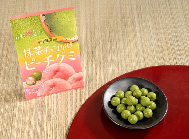 ユニークで新しいおいしさ！「抹茶チョコがけピーチグミ」(※数量限定)
